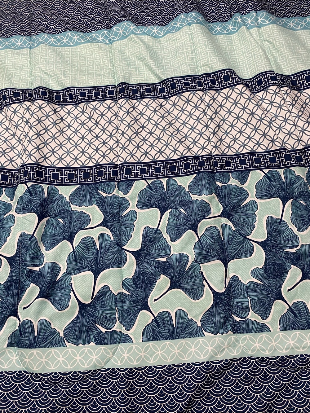Blue Floral Pattern queen comforter w/ 2 matching shams & 2 match decor pillows - Picture 2 of 15